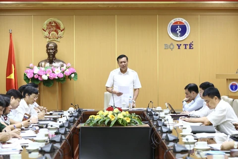 Thứ trưởng Bộ Y tế Đỗ Xuân Tuyên chủ trì hội nghị. (Ảnh: Minh Quyết/TTXVN)