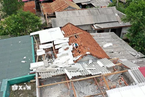 Người dân ở xã Hải Sơn, huyện Hải Lăng, Quảng Trị lợp lại nhà bị tốc mái do bão số 5 gây ra. (Ảnh: Hồ Cầu/TTXVN)