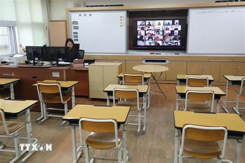 Giáo viên dạy học trực tuyến cho học sinh tại trường Tiểu học Yongsan, Hàn Quốc, ngày 20/4/2020. (Ảnh: Yonhap/ TTXVN)