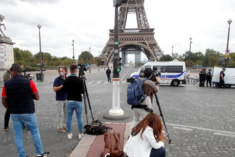 Khu vực Tháp Eiffel ở thủ đô Paris bị phong tỏa. (Ảnh: Reuters)