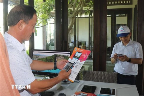 Cài đặt App du lịch Quy Nhơn Bình Định trên điện thoại di động. (Ảnh: Phạm Kha/TTXVN)