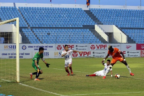 Tình huống ghi bàn thắng duy nhất của cầu thủ Akinade Ismaheel (24, SHB Đà Nẵng) ở hiệp 1. (Ảnh: Trần Lê Lâm/TTXVN)