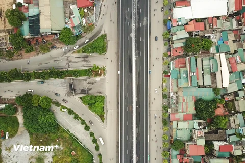 Toàn cảnh đường vành đai 3 trên cao tại ngã ba Hoàng Quốc Việt-Phạm Văn Đồng. (Ảnh: Hào Nguyễn/Vietnam+)