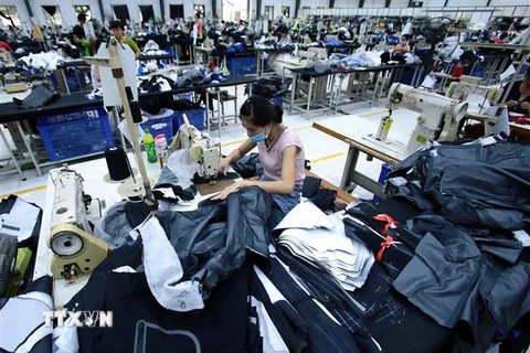 May hàng quần áo xuất khẩu tại Công ty TNHH may Kydo Việt Nam tại khu Công nghiệp Phố nối A (Hưng Yên). (Ảnh: Phạm Kiên/TTXVN)