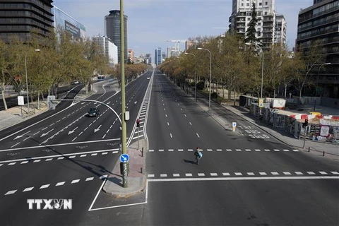 Cảnh vắng vẻ tại một tuyến đường ở Madrid, Tây Ban Nha do dịch COVID-19 ngày 15/3/2020. (Ảnh: AFP/TTXVN)