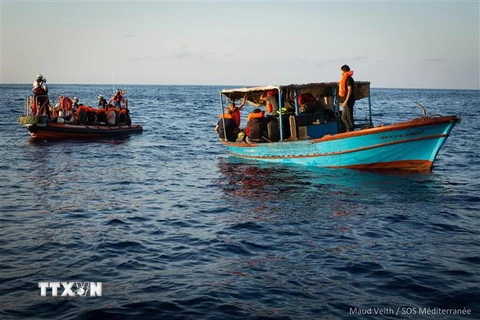 Người di cư được giải cứu trên Địa Trung Hải ngày 24/9/2018. (Ảnh: AFP/ TTXVN)