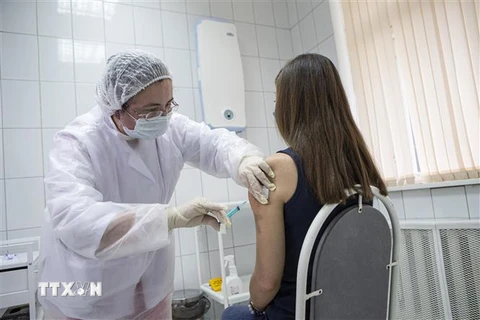 Nhân viên y tế tiêm thử nghiệm vắcxin Sputnik V phòng COVID-19 trên tình nguyện viện tại Moskva, Nga, ngày 15/9/2020. (Ảnh: THX/ TTXVN)