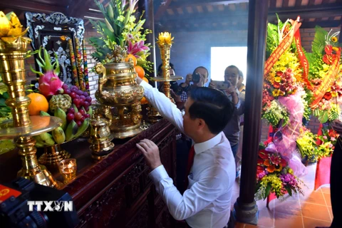 Ông Võ Văn Thưởng, Ủy viên Bộ Chính trị, Trưởng Ban Tuyên giáo Trung ương dâng hương tại nhà thờ đồng chí Tố Hữu. (Ảnh: Tường Vi/TTXVN)