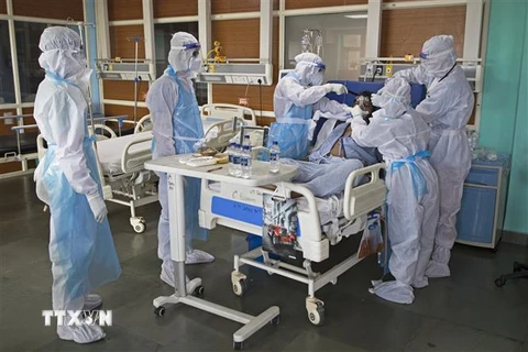 Nhân viên y tế điều trị cho bệnh nhân mắc COVID-19 tại một bệnh viện ở Greater Noida, Ấn Độ ngày 15/7/2020. (Ảnh: AFP/TTXVN)