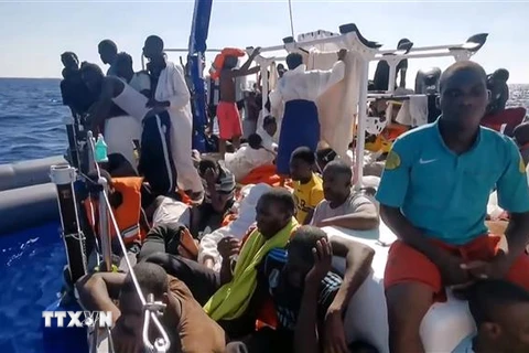 Người di cư được cứu lên tàu MV Louise Michel tại Địa Trung Hải ngày 29/8/2020. (Ảnh: AFP/ TTXVN)