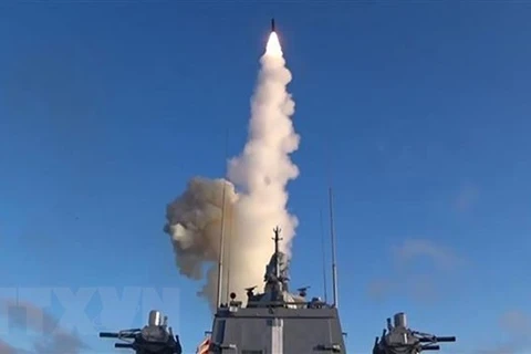 Tên lửa hành trình siêu thanh Tsirkon của Nga được phóng từ tàu Đô đốc Gorshkov ở Biển Barent. (Ảnh: TASS/TTXVN)