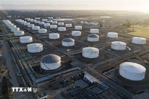 Bể chứa dầu tại Carson, California, Mỹ, ngày 25/4/2020. (Ảnh: AFP/ TTXVN)