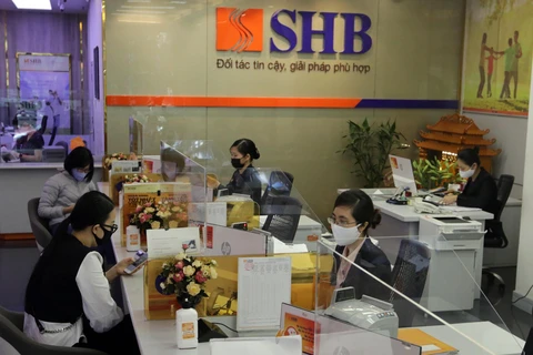 Khách hàng giao dịch tại Hội sở SHB, số 77 Trần Hưng Đạo, Hà Nội. (Ảnh: Trần Việt/TTXVN)