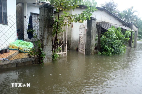 Khu vực dân cư thôn Trung Sơn, xã Hòa Liên, huyện Hòa Vang bị ngập sâu trong nước và chia cắt với bên ngoài. (Ảnh: Trần Lê Lâm/TTXVN)