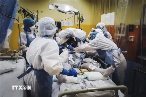 Nhân viên y tế điều trị cho bệnh nhân mắc COVID-19 tại một bệnh viện ở Levallois-Perret, phía Bắc Pari, Pháp ngày 9/4/2020. (Ảnh: AFP/TTXVN)