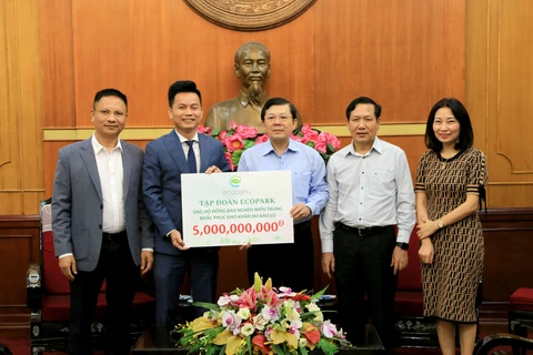 Ông Trần Quốc Việt, Tổng Giám đốc Tập đoàn Ecopark (bên trái) trao số tiền hỗ trợ cho đồng bào miền Trung thông qua Ủy ban Trung ương Mặt trận Tổ quốc Việt Nam. (Nguồn: Vietnam+)