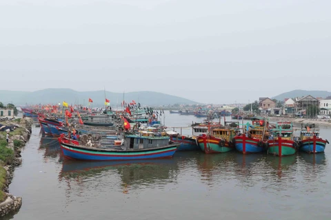 Tàu cá vào bờ trú bão tại phường Quỳnh Phương, thị xã Hoàng Mai, Nghệ An. (Ảnh: Nguyễn Oanh/TTXVN)