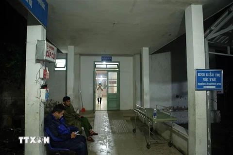 Lực lượng công an túc trực tại Bệnh viện Đa khoa Bình Điền nơi 5 người bị thương nặng được đưa về cấp cứu trong đêm 13/10. (Ảnh: Trần Lê Lâm/TTXVN)