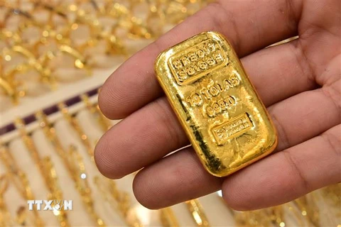 Vàng miếng được bán tại cửa hàng ở Dubai, Các tiểu vương quốc Arab thống nhất (UAE), ngày 29/7/2020. (Ảnh: AFP/TTXVN)