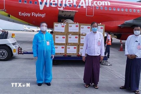 Lô hàng khẩu trang y tế do Việt Nam trao tặng Myanmar tại sân bay quốc tế Yangon. (Ảnh minh họa: TTXVN phát)