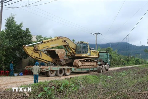 Các xe máy xúc cỡ lớn được đưa đến hiện trường vụ sạt lở. (Ảnh: Lê Lâm/TTXVN)