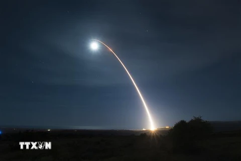 Tên lửa đạn đạo liên lục địa (ICBM) Minuteman 3 không mang đầu đạn được phóng từ bang California nhằm vào một mục tiêu ở Thái Bình Dương trong một cuộc tấn giả định. (Ảnh: AFP/ TTXVN)