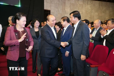 Thủ tướng Nguyễn Xuân Phúc và Chủ tịch Quốc hội Nguyễn Thị Kim Ngân với các đại biểu dự Chương trình. (Ảnh: Doãn Tấn/TTXVN)
