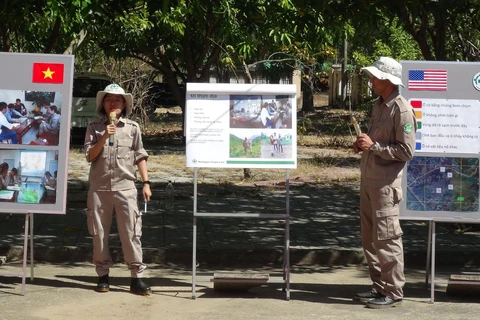 Sở Ngoại vụ Quảng Bình phối hợp với Mines Advisory Group, Norwegian People’s Aid, Peace Trees Vietnam tổ chức Hội thảo giới thiệu Dự án hợp tác khảo sát, rà phá bom chùm và các loại vật nổ khác tại Quảng Bình. (Ảnh: Đức Thọ/TTXVN)