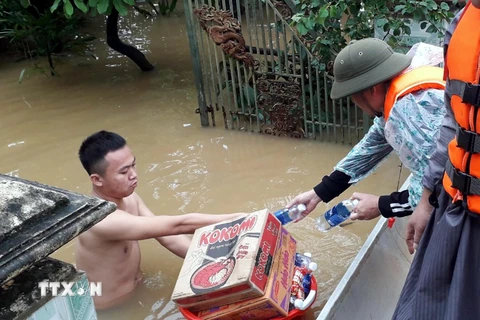 Ngay sau khi trải qua đợt lũ kỷ lục nhất trong lịch sử, nhiều tổ chức, cá nhân đang nỗ lực đưa những gói hàng cứu trợ đến với người dân vùng lũ Quảng Bình.(Ảnh: Văn Tý/TTXVN)