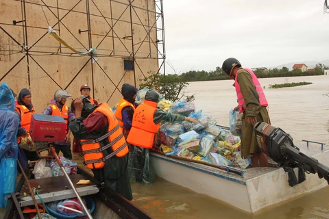 Nhiều tổ chức cá nhân đang nỗ lực đưa hàng cứu trợ đến với người dân vùng lũ huyện Quảng Ninh, tỉnh Quảng Bình. (Ảnh: Văn Tý/TTXVN)