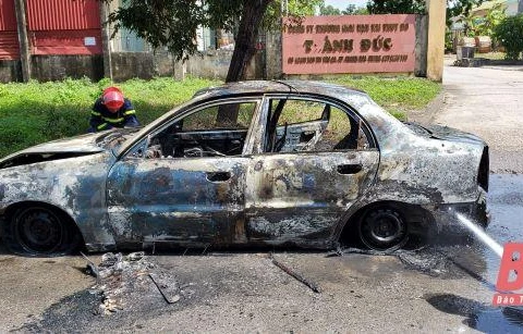 Thanh Hóa: Xe ôtô 4 chỗ bốc cháy trong Khu Công nghiệp Tây Bắc Ga
