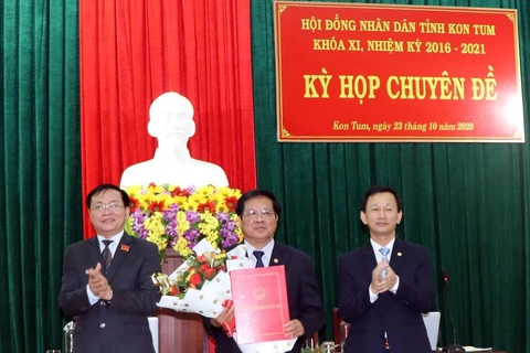 Ông Lê Ngọc Tuấn (giữa), Phó Bí thư Tỉnh ủy, Phó Chủ tịch Thường trực UBND tỉnh được bầu giữ chức Chủ tịch UBND tỉnh Kon Tum. (Ảnh: Cao Nguyên/TTXVN)