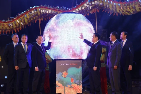 Các đại biểu thực hiện nghi thức đặt tay lên quả cầu, kết nối sự kiện Made in VietNam - Tinh hoa Việt Nam. (Ảnh: Văn Điệp/TTXVN)