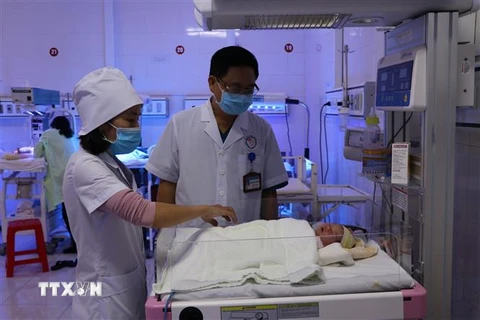 Cháu bé bị bỏ rơi được chăm sóc tại khoa Nhi của Bệnh viện Sản Nhi Yên Bái. (Ảnh: Đức Tưởng/TTXVN)
