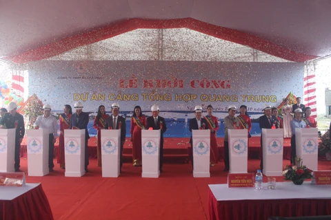 Các đại biểu thực hiện nghi thức khởi công dự án Cảng Tổng hợp Quang Trung. (Ảnh: Trịnh Duy Hưng/TTXVN)
