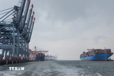 Siêu tàu chở container Margrethe Maersk chuẩn bị cập cảng CMIT. (Ảnh: Ngọc Sơn/TTXVN)