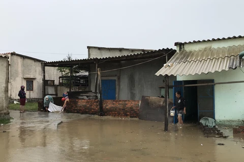 Một số nhà dân ở thành phố Tuy Hòa đã bị ngập nước. (Ảnh: Phạm Cường/TTXVN)