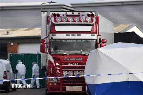 Cảnh sát Anh điều tra tại hiện trường xe tải chở 39 thi thể người Việt Nam được phát hiện tại Grays, hạt Essex, Đông Bắc London, ngày 23/10/2019. (Ảnh: AFP/TTXVN)