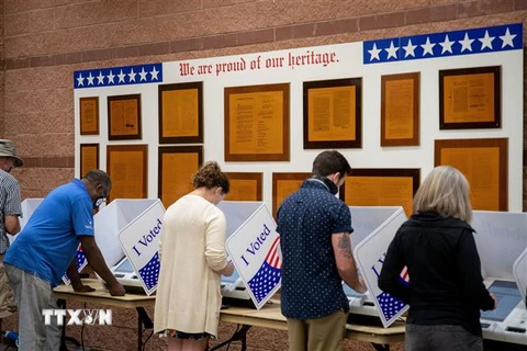 Cử tri bỏ phiếu sớm bầu Tổng thống Mỹ 2020 tại điểm bầu cử ở North Charleston, bang Nam Carolina ngày 16/10/2020. (Ảnh: AFP/TTXVN)