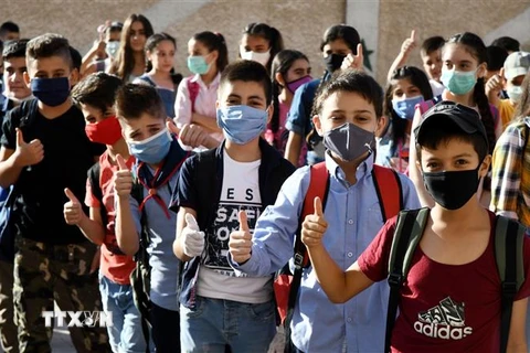 Học sinh đeo khẩu trang phòng lây nhiễm COVID-19 tại trường học ở Damascus, Syria, ngày 13/9/2020. (Ảnh: THX/TTXVN)