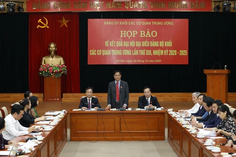 Đồng chí Huỳnh Tấn Việt, Ủy viên Trung ương Đảng, Bí thư Đảng ủy Khối các cơ quan Trung ương trả lời các câu hỏi của phóng viên tại buổi họp báo. (Ảnh: Văn Điệp/TTXVN)