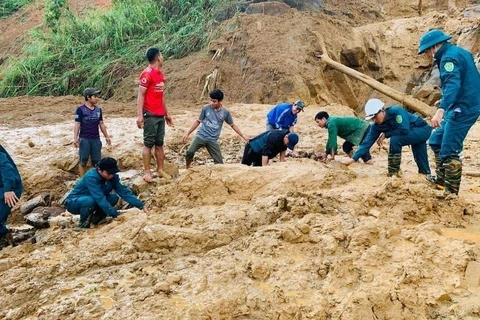 Các lực lượng tại chỗ tìm kiếm nạn nhân bị vùi lấp. (Ảnh: TTXVN phát)