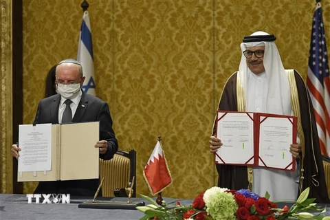 Ngoại trưởng Bahrain Abdullatif bin Rashid Al-Zayani (phải) và Trưởng phái đoàn Israel, Cố vấn an ninh quốc gia Meir Ben Shabbat tại lễ ký thỏa thuận hợp tác giữa Bahrain và Israel ở Manama, Bahrain, ngày 18/10/2020. (Ảnh: AFP/ TTXVN)