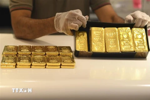 Vàng miếng được bán tại Sàn giao dịch vàng ở Dubai, UAE. (Ảnh: AFP/ TTXVN)