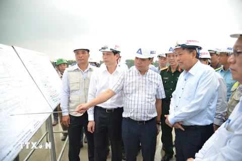Kiểm tra dự án nâng cấp đường băng Sân bay Tân Sơn Nhất. (Ảnh: Thành Chung/TTXVN)