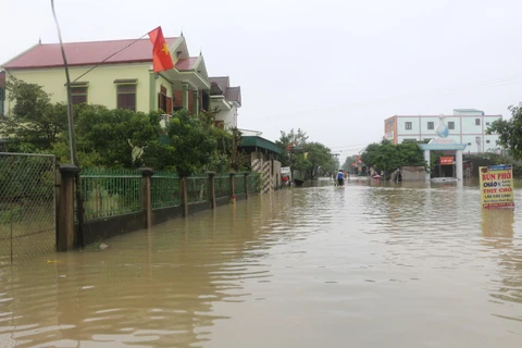 Nước lũ dâng cao khiến hàng ngàn hộ dân vũng trũng xã Hưng Trung, huyện Hưng Nguyên, Nghệ An bị cô lập hoàn toàn. Ảnh: Bích Huệ - TTXVN