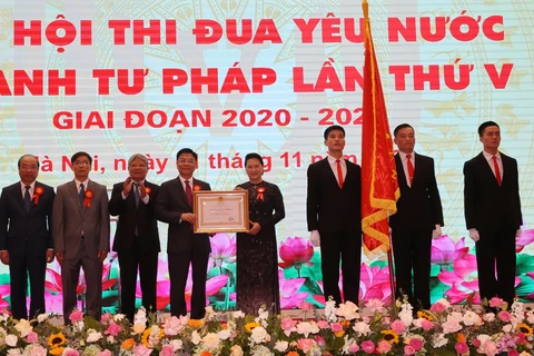 Chủ tịch Quốc hội Nguyễn Thị Kim Ngân trao Huân chương Lao động hạng Nhất cho ngành Tư pháp. (Ảnh: Trọng Đức/TTXVN)
