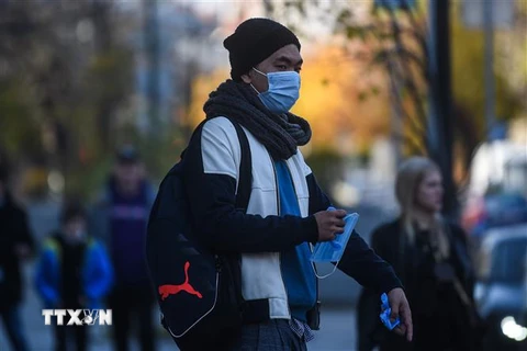 Người dân đeo khẩu trang phòng dịch COVID-19 tại Moskva, Nga ngày 28/10/2020. (Ảnh: THX/TTXVN)