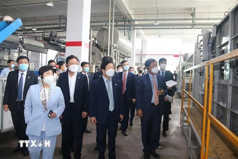 Đoàn Đại biểu cấp cao Quốc hội Hàn Quốc tham quan xưởng sản xuất của Công ty Samil Vina. (Ảnh: Công Phong/TTXVN)