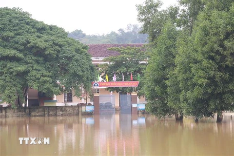 Trường Tiểu học Thanh Hà, huyện Thanh Chương, Nghệ An ngập chìm trong biển nước. (Ảnh minh họa: Bích Huệ/TTXVN)